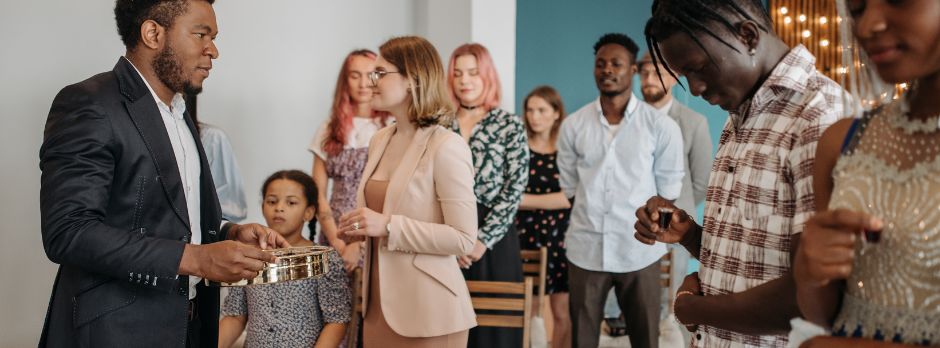 Un premier culte dans une salle de classe